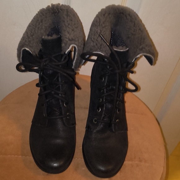 UGG Zea Waterproof Black Distressed Leather Wedge Lace  Ugg Zea Shearling Wedge Lace Up Waterproof Boots Size 6
